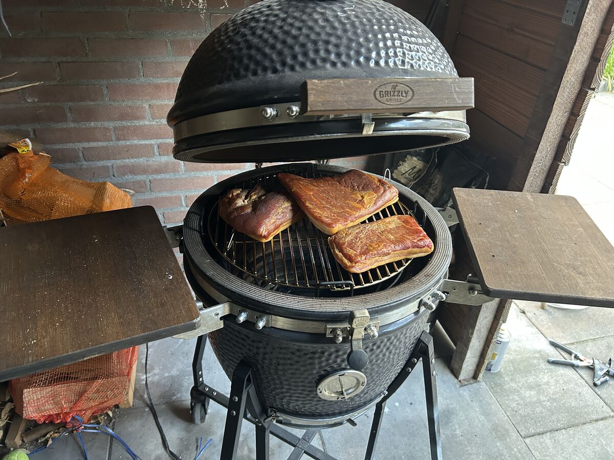 Spek in de rookkast, voor de stamppotten.