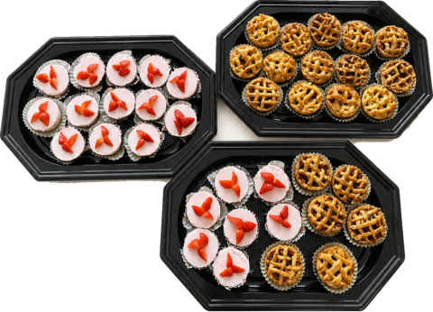 Drie schalen met kleine aardbeienkwarktaartjes en mini appeltaartjes met een vlechtdeksel.
