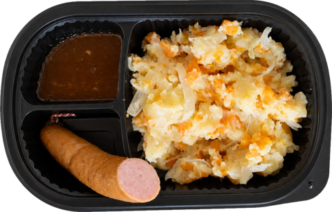 Maaltijdbak met hutspot van gestampte aardappel, wortel en ui, met een rookworst erbovenop en jus over de stamppot.