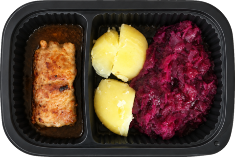 Maaltijdbak met een gebakken slavink, gestoofde rodekool en gekookte aardappelen.